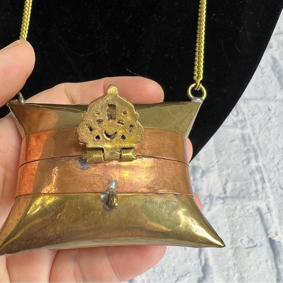 Vintage pillow purse necklace with brass and copper - Picture 4 of 7
